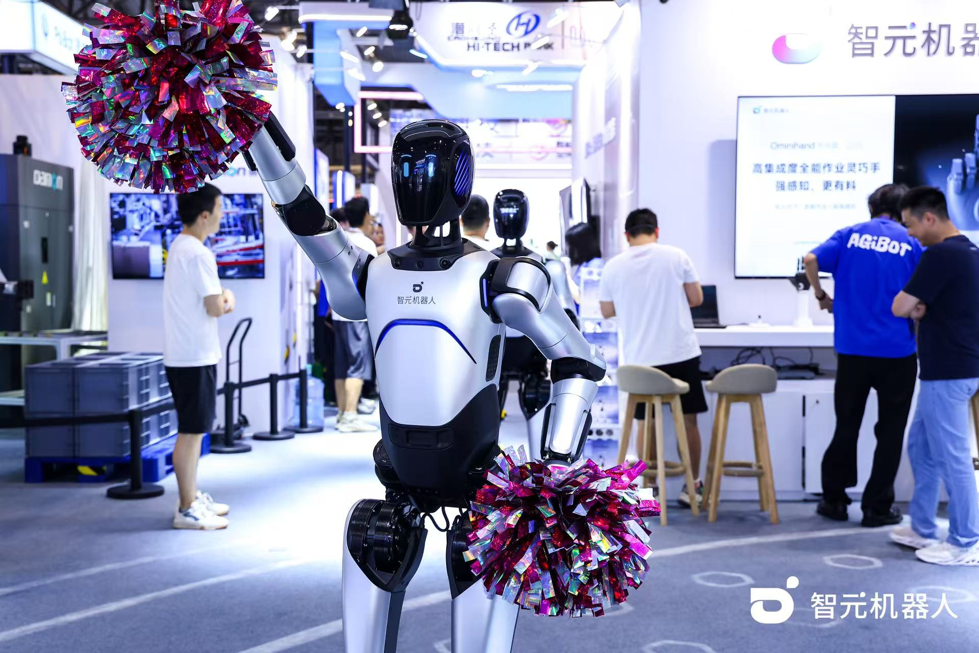 永利yl23411集团机器人 WAIC 首日展台火爆，机器人家族集体打工忙不停